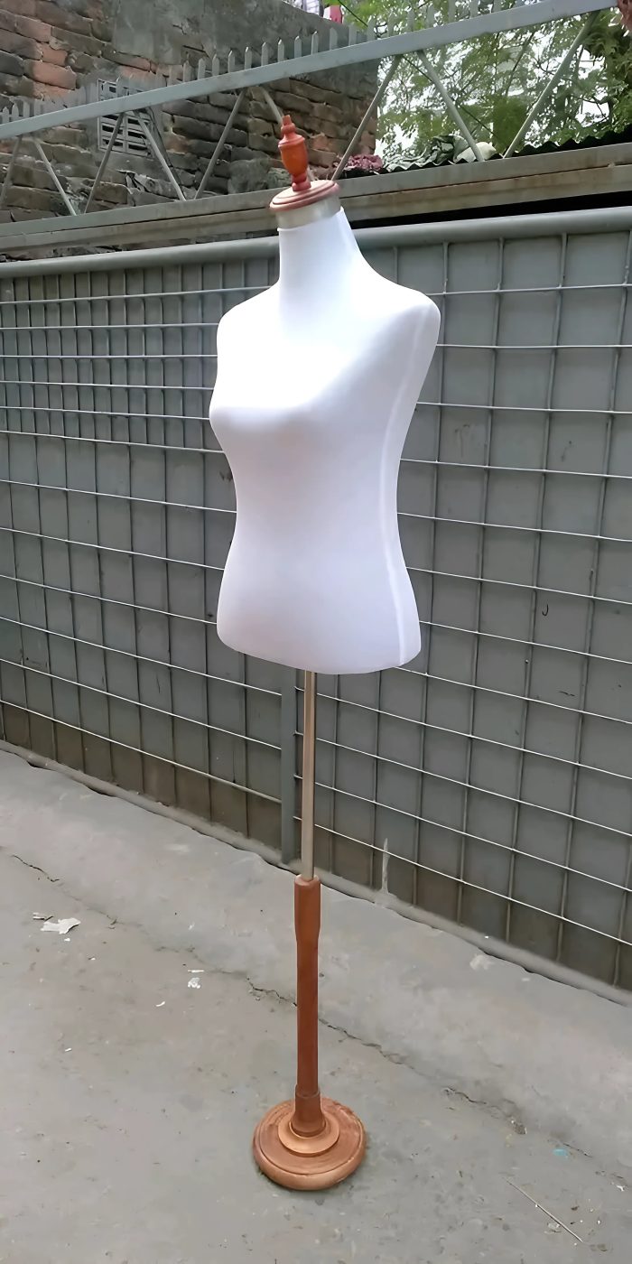 round wooden base mannequin female with 5 years warranty